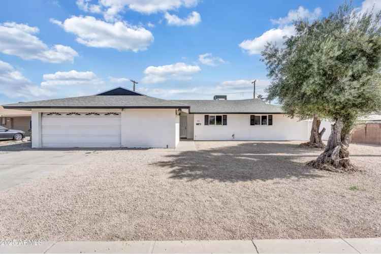 Remodeled Phoenix Home with Pool Near Shopping and Freeways