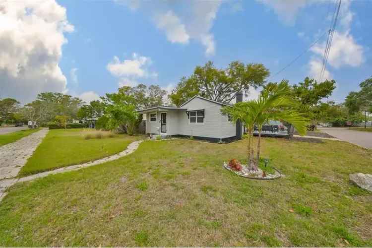 Colorful Charmer 2 Bed 1.5 Bath Home near Beaches