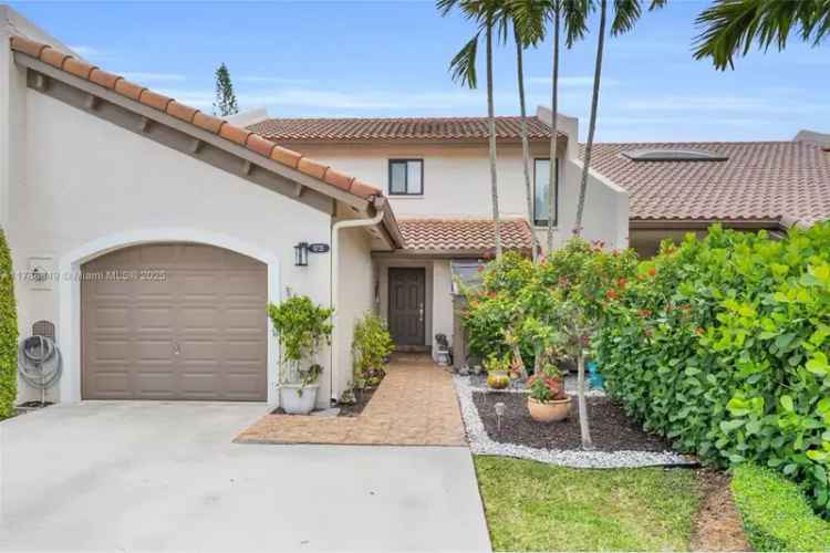 Spacious 3 Bed 2.5 Bath Townhome in Kings Court