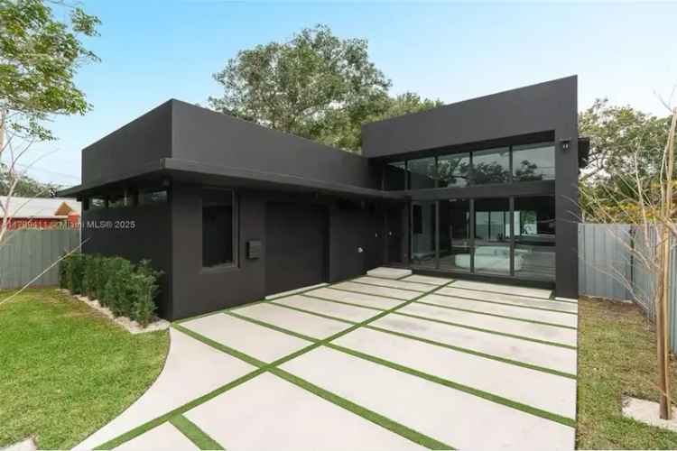 Luxury Art-Inspired Miami Home near Restaurants and Nightlife