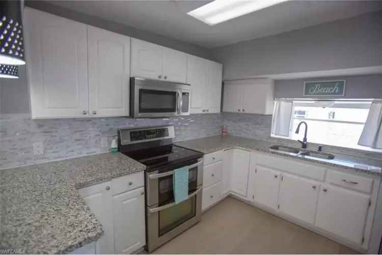 Iona Gardens Home Near Beaches - Updated & Spacious