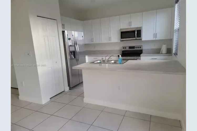 32.5 Townhouse with Large Backyard and Garage