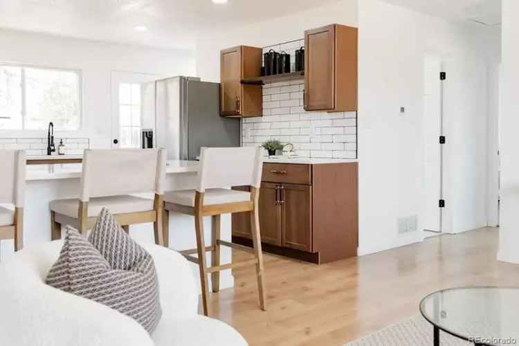 6 Bedroom 4 Bathroom Modern Home