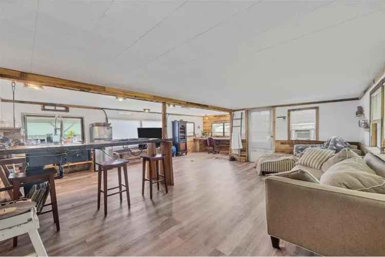 Rustic 2-Bedroom Mobile Home Near Englewood Beach
