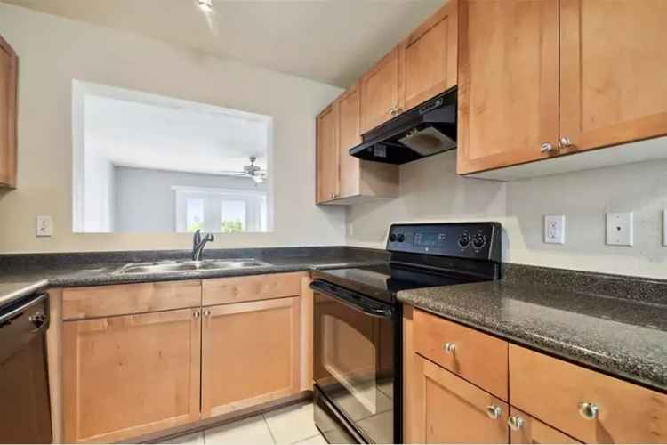 Waterfront Townhome with Resort Amenities Near St Pete