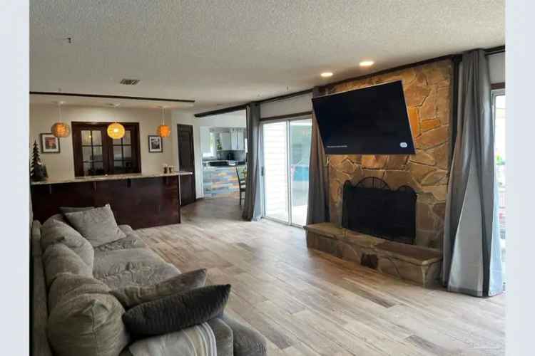 Family Ranch Home with Large Pool and Gourmet Kitchen