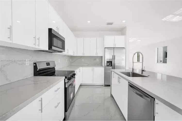 Luxury Twin Homes in South Florida: 2500 sq ft, High-End Finishes, 2-1 Buydown