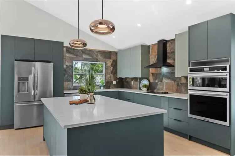 Newly Renovated Pink Streets Home 4 Beds 25 Baths Pool Storage
