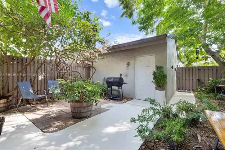 2 Bed 1.5 Bath Townhome in Sabal Chase with Low HOA