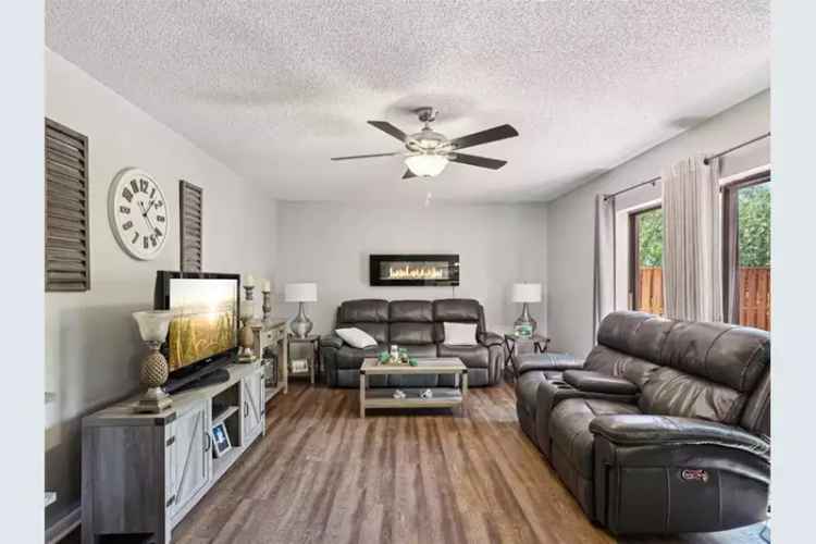 Updated 2 Bed Townhouse in Wedge Wood Community