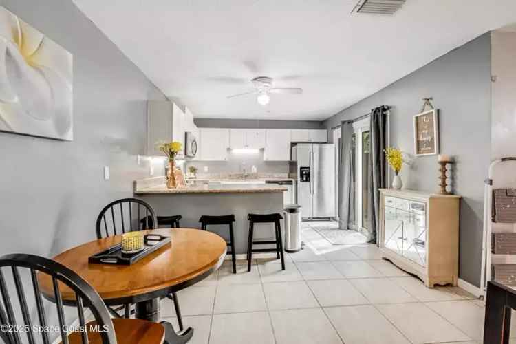 Bright Airy Townhome Two Bedrooms Private Courtyard