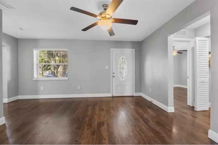 Spacious 3-Bedroom Home in St Petersburg - Move In Ready