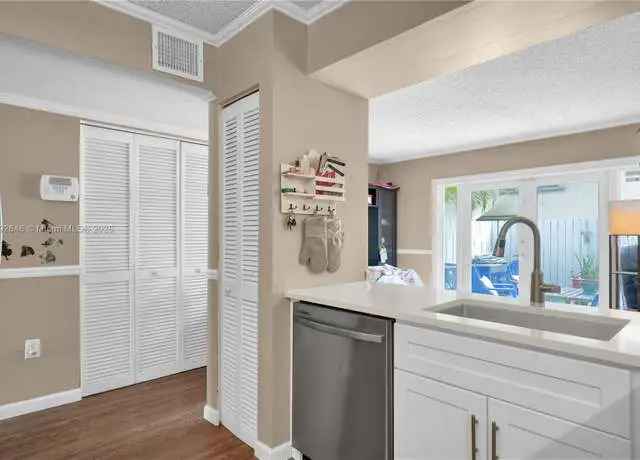 Updated 2BR Townhome in Gated Dadeland Cove Community