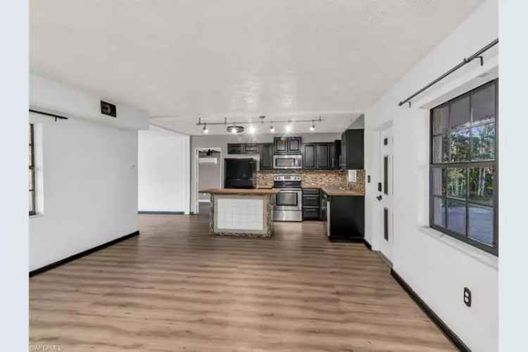 3 Bedroom 2 Bathroom Home near Powell Creek