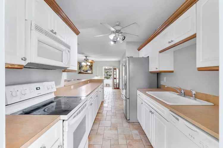 5 Bedroom 3 Bathroom Home with Golf Views and Guest Suite