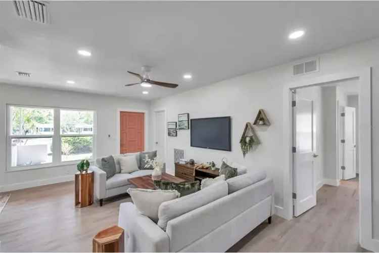 Updated 3-Bedroom Block Home in St Petersburg