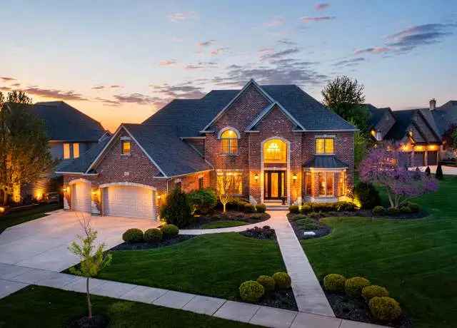 Luxury 4-Bedroom Home in Ashwood Park Naperville