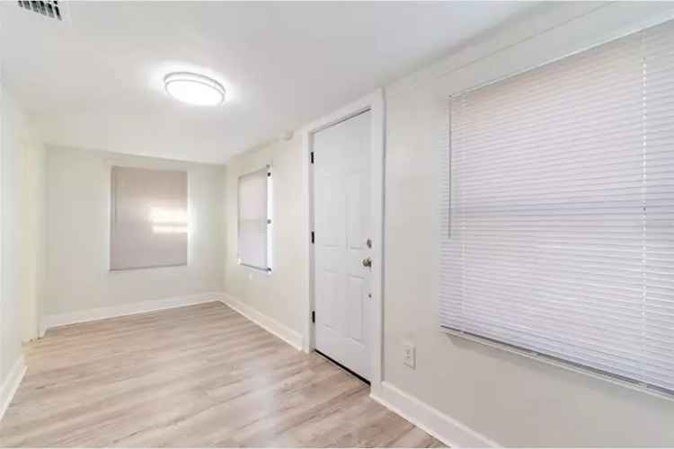 Updated St Pete Bungalow - Huge Backyard - Near Beaches
