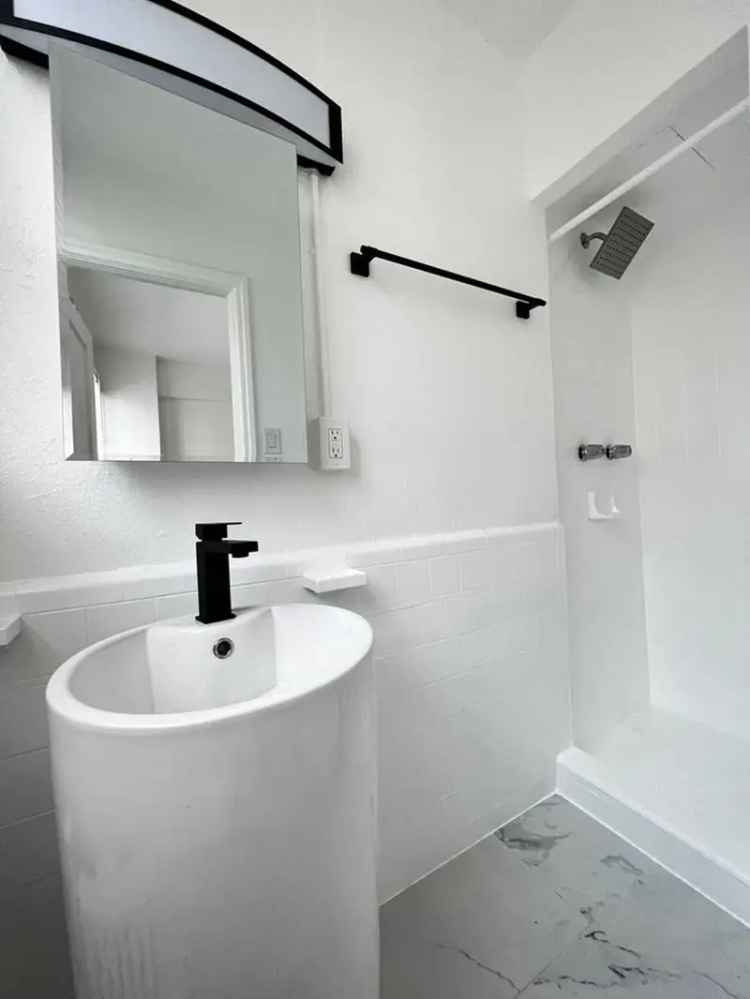 Du Barry Apartments: Renovated Bachelors in LA