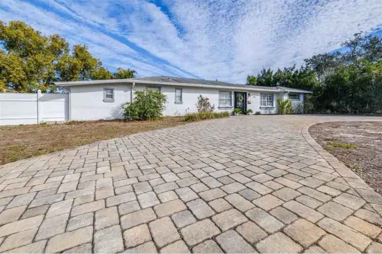 4 Bedroom 3 Bath Pool Home in Jungle Country Club