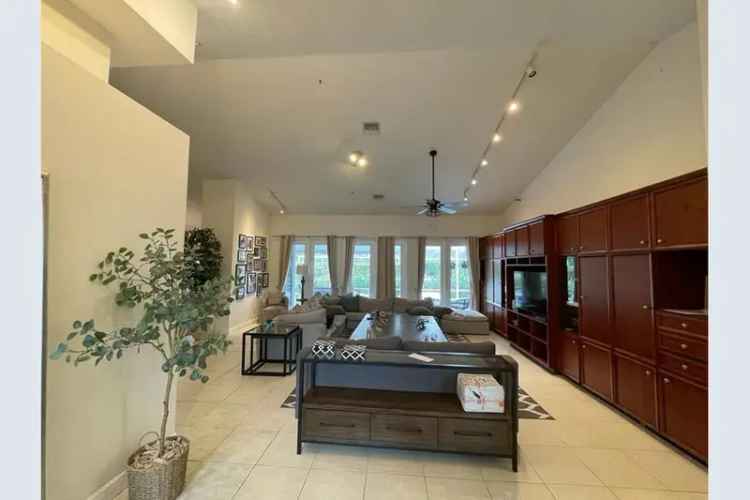 4 4 2 Single Family Home with Private Pool