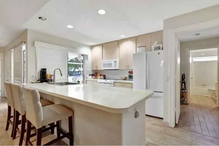 Palm Beach Gardens Townhouse: 2 Beds, 2 Baths, Private Patio