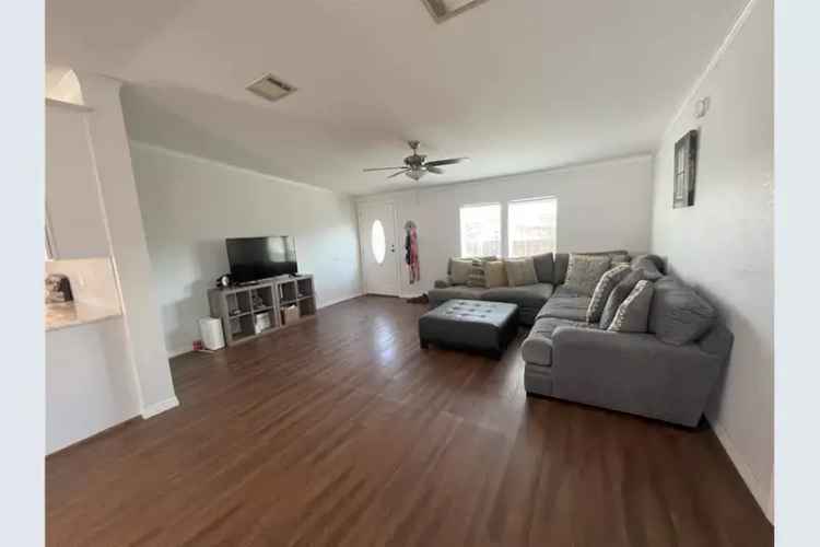 Lake Fantasia 3-Bedroom Home - Updated Kitchen & Lakeside Living