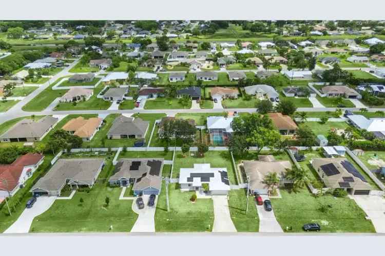 3 Bedroom 2 Bathroom Home in Port St Lucie