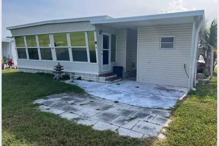 Palm Hill Country Club 2-Bed 2-Bath Home Fixer-Upper