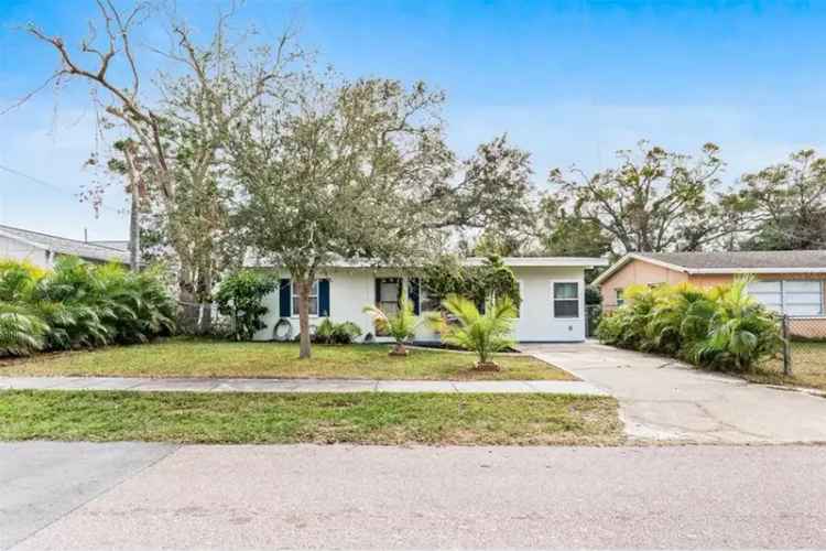 2 Bedroom 1 Bathroom Home with Bonus Room Near Clearwater Beach