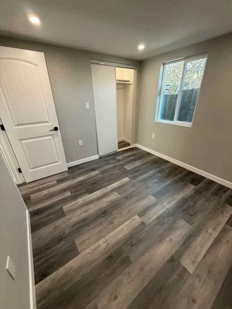 2 Bed 1 Bath Duplex Near Navy Bases Spacious Private Patio AC Parking