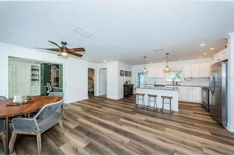 4 Bedroom 2 Bathroom Pool Home in St Petersburg