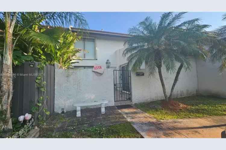 32 Townhouse Near Turnpike and Shopping