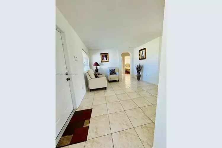 3 Bedroom 2 Bathroom Home Near Turnpike with New AC