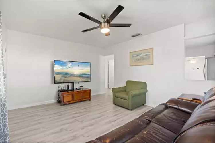 Spacious 2-Bedroom Home with Screened Lanai in St Pete