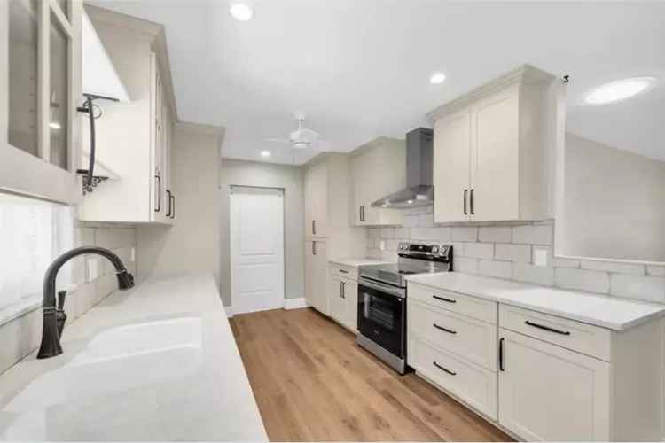 House For Sale , 208, Northeast Lincoln Circle North, Saint Petersburg, Florida