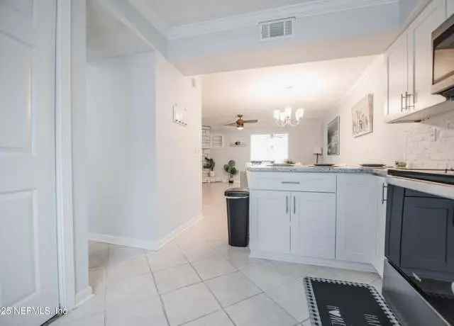 3-Bedroom Townhouse with Modern Kitchen and Private Patio