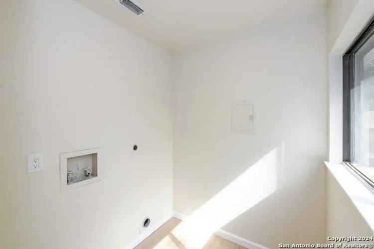 Beautifully Renovated 2-Bedroom Duplex with Fireplace