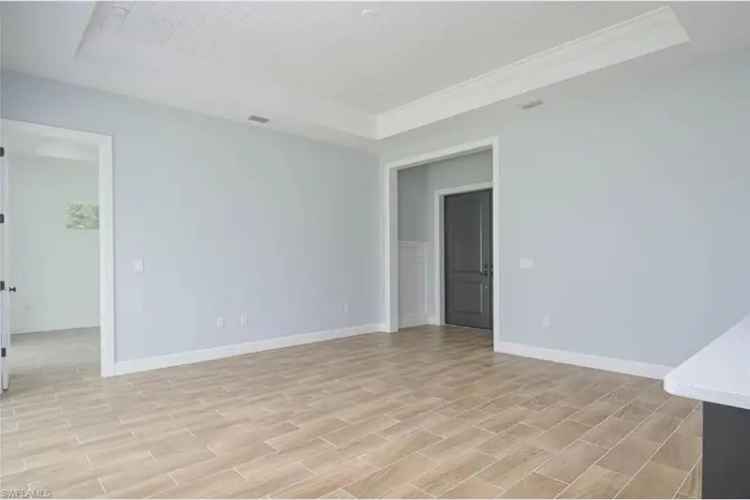 3 Bed 2 Bath Home with Den Near Schools and Shopping