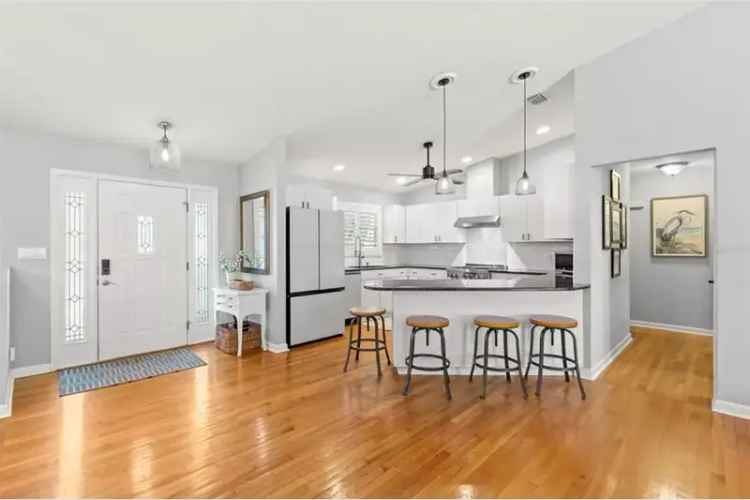Stunning Jungle Shores Home: Pool, Chef's Kitchen, and More