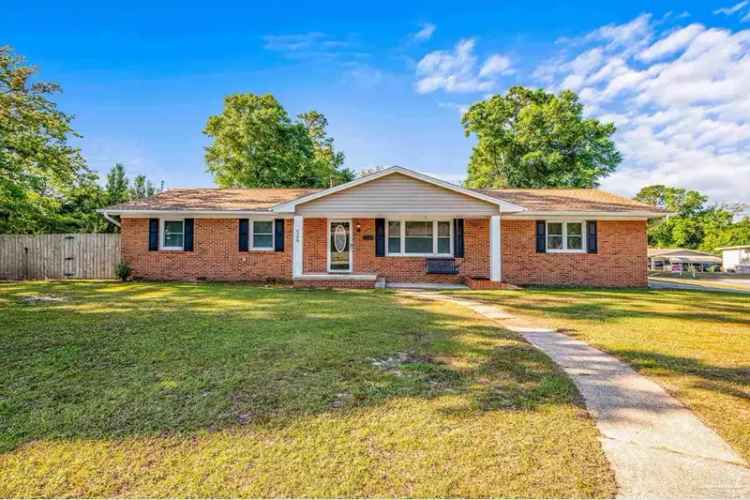 4 Bedroom 2 Bathroom Pool Home in Milton City Limits