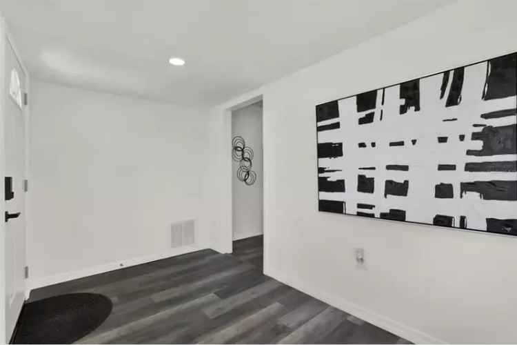 Remodeled Bungalow Near Downtown and Beaches