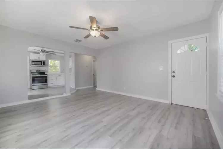 2-Bed 1-Bath Home in St Petersburg - Modern Luxury Meets Classic Charm