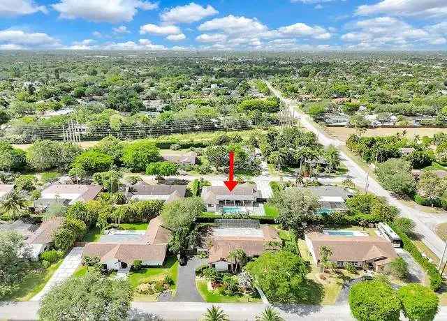 Renovated 4-Bed 3-Bath Home Modern Kitchen Pool