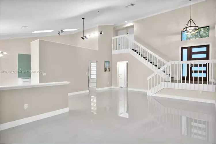 Kendall Townhome: High Ceilings, Updated Kitchen, Fenced Yard