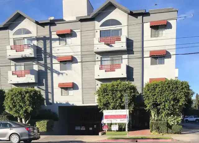 Spacious Corner Apartment Woodman and Oxnard Street
