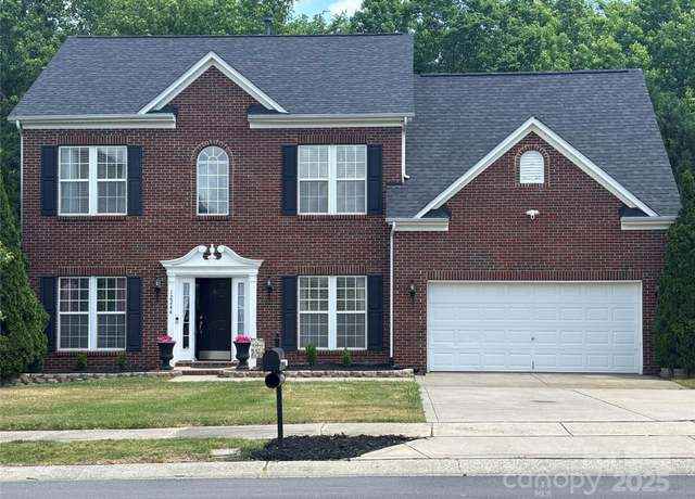 Charming 4BR 2.5BA Home with Private Backyard
