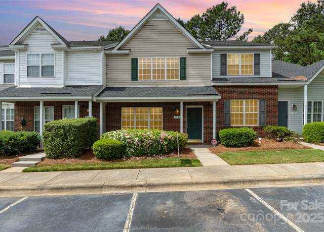 University Heights Townhouse: 2 Beds, 2.5 Baths, Private Backyard