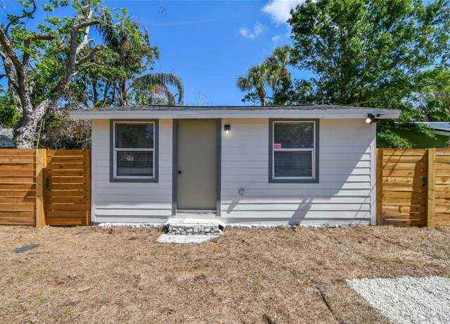 Sarasota 2-Bedroom Home Remodeled Kitchen New Flooring Large Yard