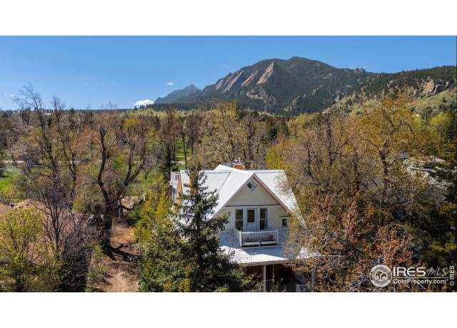 1904 Renovated Home with Flatiron Views & Treehouse